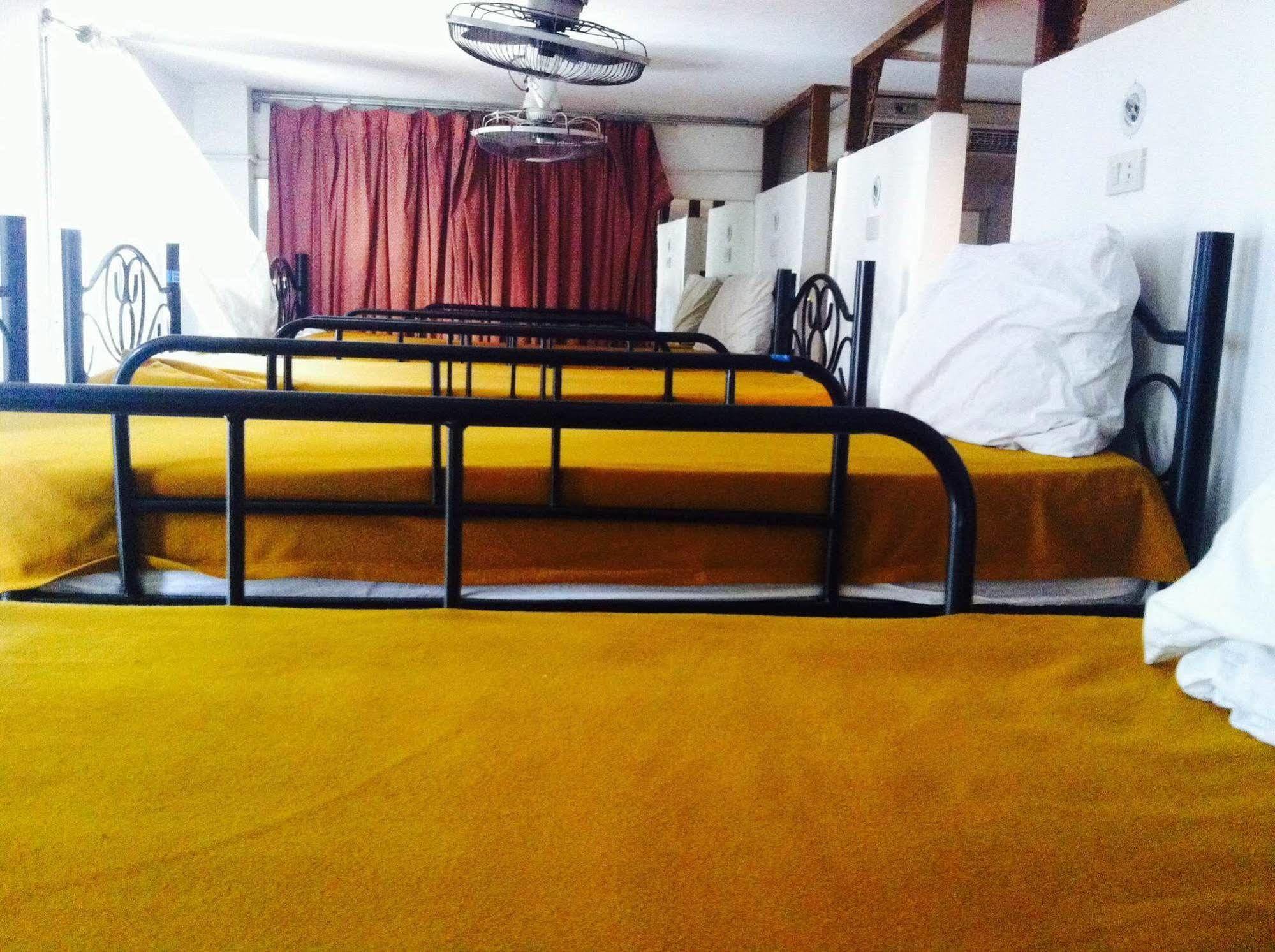 Hello Guest House Bangkok Bagian luar foto